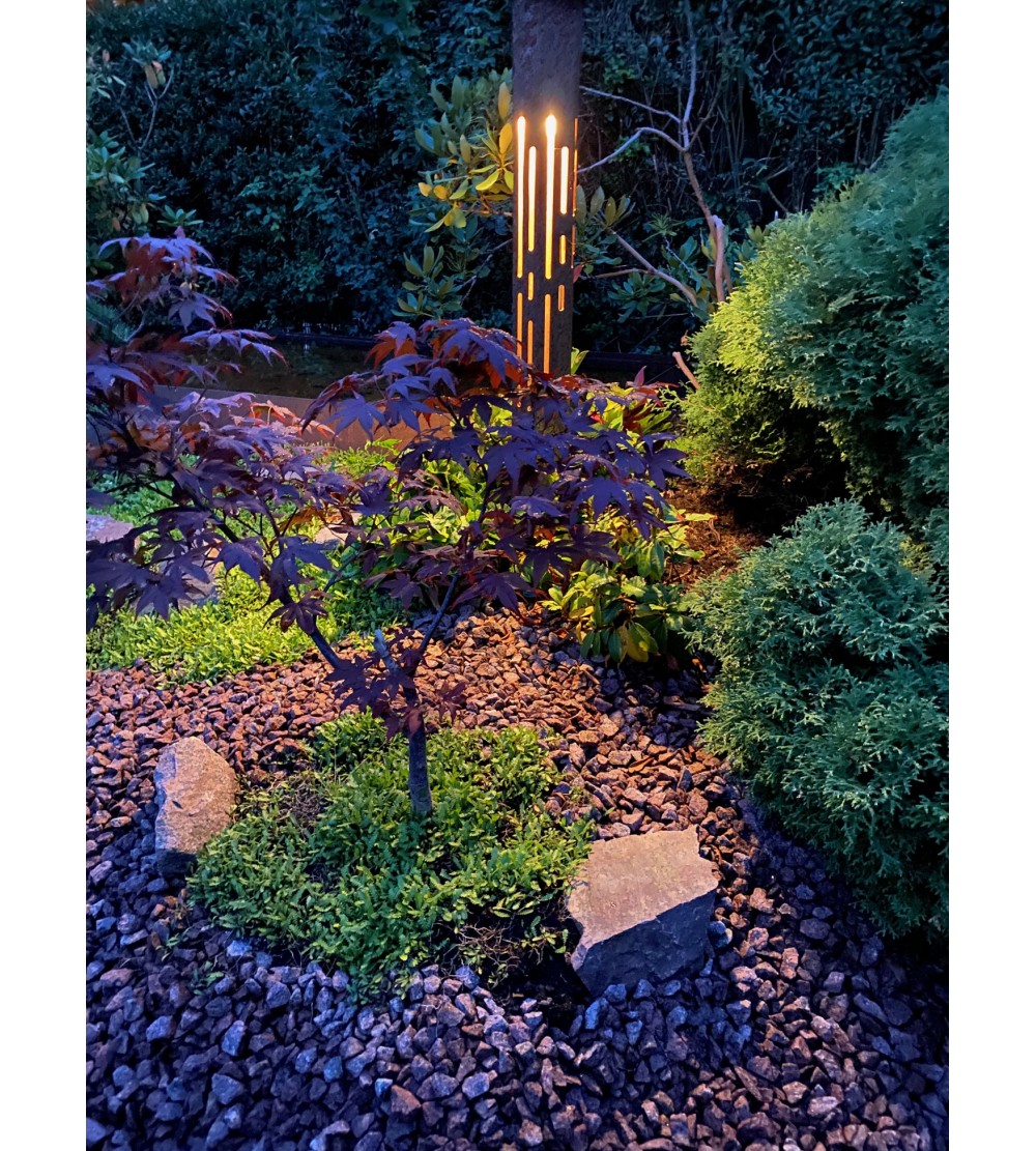 6 kant, her er lampen i corten stål, smuk rustfarvet lampe til havebedet eller langs have stien
