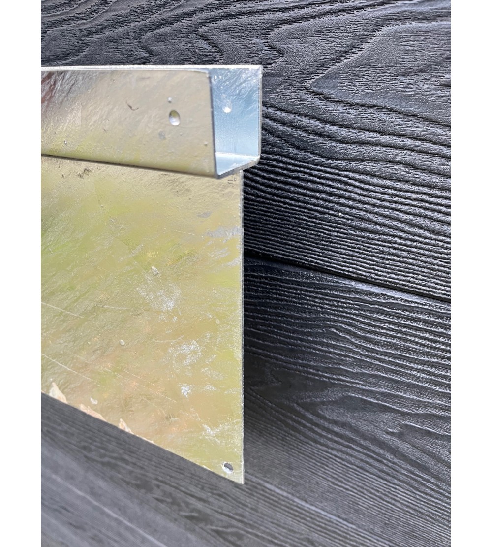Bund profil for DIY komposit hegn, undgår luft under hegnet, ved denne skinne er det muligt af afslutte helt tæt til jorden